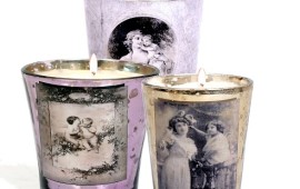 קולקציית נרות ריחנית המוצעת בכוסות זכוכית המעוטרות בעיטורי וינטאג' רומנטיים