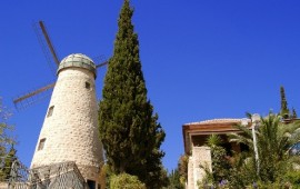 ירושלים: מישל קישקה ילביש בשמלה את טחנת הרוח של מונטיפיורי