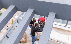 מהעוטף ליבנה, ובחזרה: היזמים שליוו משפחות מפונות עד חזרתן הביתה מארגנים את הדירות ביבנה - קרדיט סיירוס קפיטל (Large)