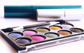 טיפוח חכם: פחות מוצרים בשידת האיפור, יותר דיוק במה שבאמת עובד