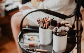 הטרנדים החמים בעולם האיפור: מה חדש על שולחן האיפור שלך?